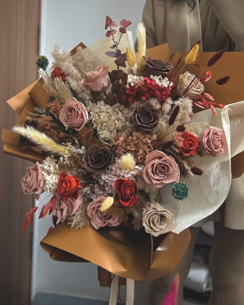Elegant and long-lasting Omakase bouquet with premium dried and preserved flowers