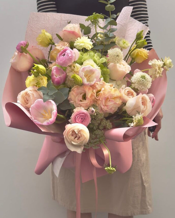 omakase hydrangea bouquet in light with ritzy fillers